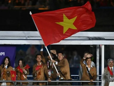 VIDEO: Độc đáo, ấn tượng lễ khai mạc Olympic Paris 2024