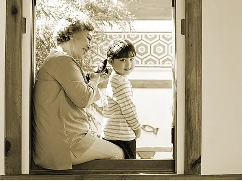 Bà vẫn yêu cháu nhiều