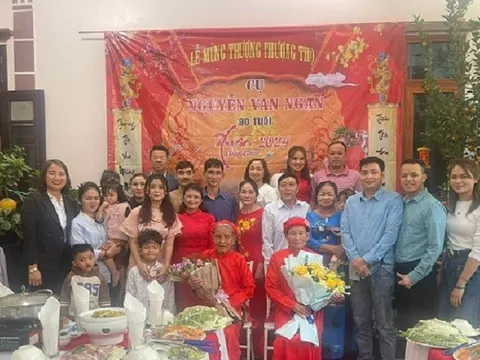 Bài 1: Đi đâu cũng không quên nền tảng gia đình