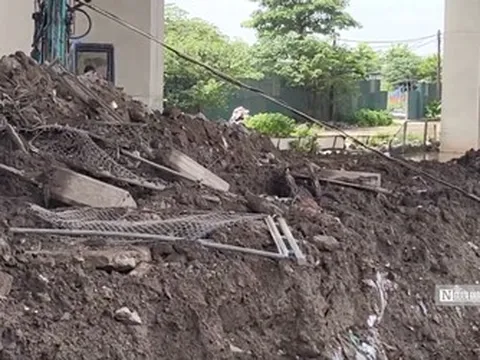 Cần làm rõ việc tập kết chất thải tại chân cầu Nhật Tân