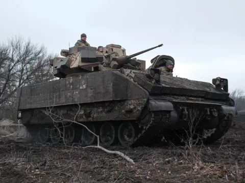 Cách Ukraine bảo vệ thiết giáp Bradley khỏi bầy drone phiền nhiễu