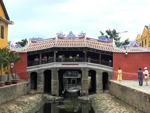 Hội An hoàn thành tô vôi, tạo "màu thời gian" cho Chùa Cầu