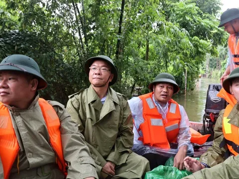 Phó Thủ tướng Lê Thành Long thăm người dân vùng "rốn lũ" của Hà Nội