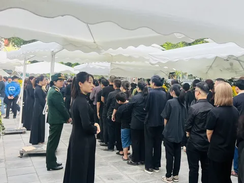 Cảm động hành động xếp quạt, pha nước chanh mời người dân đến viếng Tổng Bí thư Nguyễn Phú Trọng