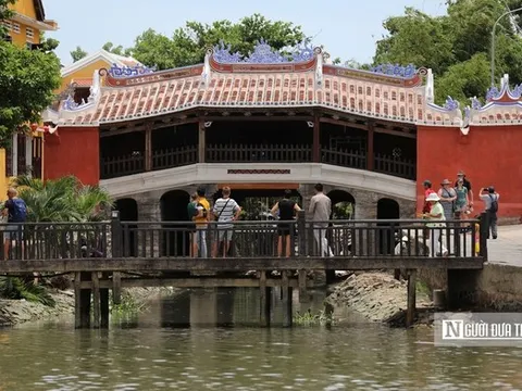 Chuyện Chùa Cầu bên bàn cà phê