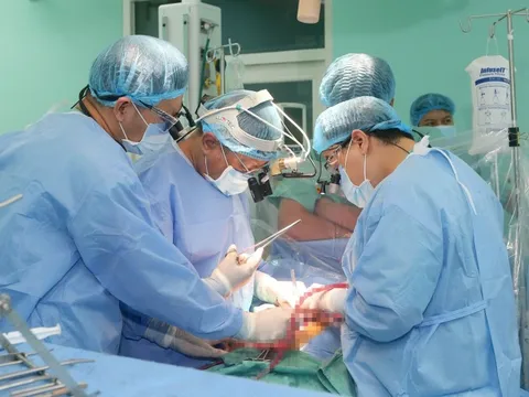 Bệnh nhân 43 tuổi hồi sinh nhờ trái tim hiến từ Hà Nội