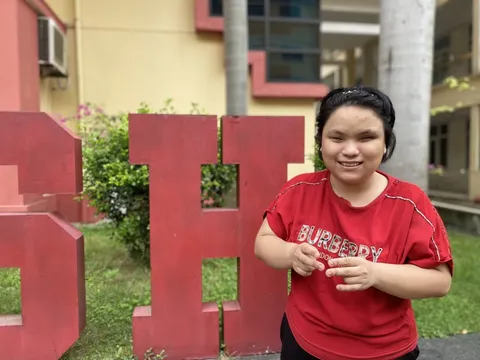 Nữ sinh khiếm thị hiện thực hóa ước mơ trở thành nhà báo