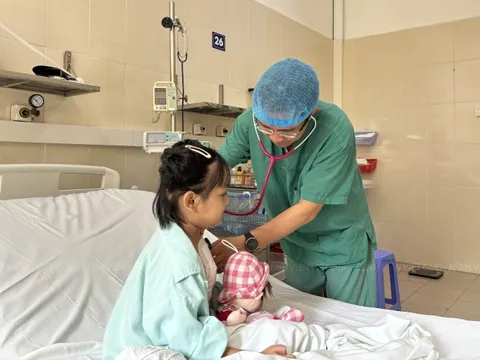 Bé gái 7 tuổi được ghép tim thành công