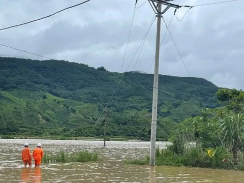 Ngành điện miền Bắc dồn lực khắc phục sự cố lưới điện sau mưa lũ