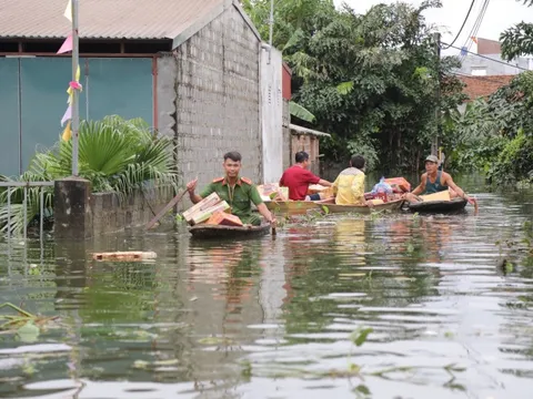 Công an Hà Nội hỗ trợ thực phẩm, nước uống cho người dân vùng ngập lụt
