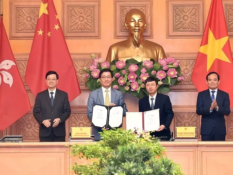 Việt Nam và Hong Kong (Trung Quốc) trao 8 văn kiện hợp tác