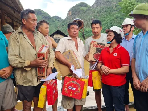 Cứu trợ khẩn cấp gia đình bị thiệt hại do mưa lũ tại Sơn La và Điện Biên