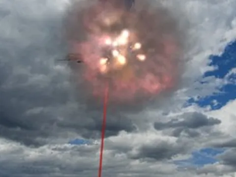 Phô diễn sức mạnh siêu vũ khí chuyên dùng để “nướng” UAV