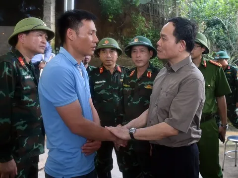 Phó Thủ tướng Trần Lưu Quang thăm hỏi các gia đình bị thiệt hại bởi mưa lũ tại Điện Biên