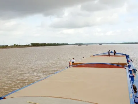 Tạm giữ tàu chở 1.000 m3 cát không rõ nguồn gốc tại vùng biển Hải Phòng - Quảng Ninh