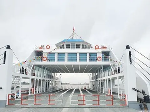 Phà “khủng” ra đảo Cát Bà về tới Hải Phòng