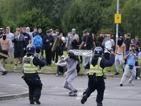 Biểu tình bạo lực ở Anh: 6.000 cảnh sát đặc nhiệm sẵn sàng hành động