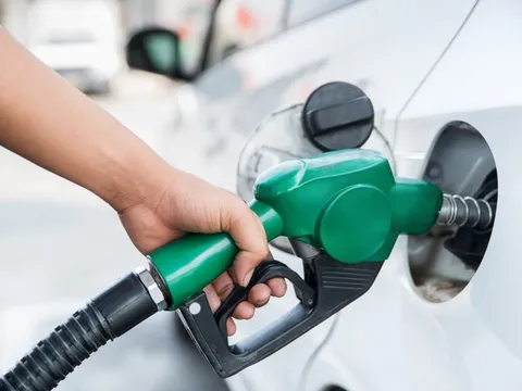 Xăng giảm gần 1.000 đồng/lít