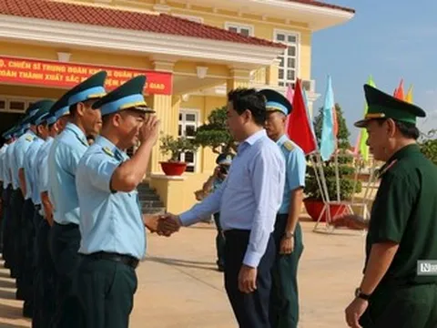 Bí thư Tỉnh ủy Bình Thuận thăm cán bộ, chiến sĩ Trung đoàn 920, Trường Sĩ quan Không quân