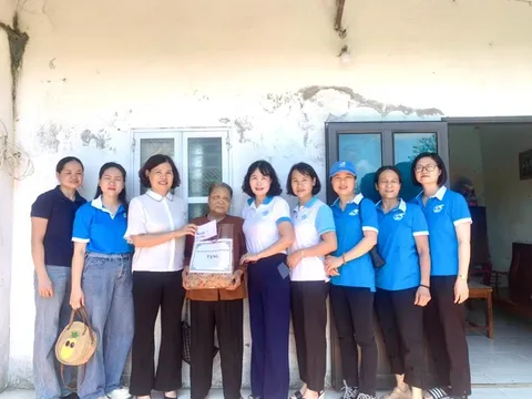 Phụ nữ Thanh Trì tặng quà phụ nữ vùng lũ huyện Chương Mỹ