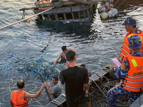 Cứu kịp thời 11 ngư dân gặp nạn trên biển Thừa Thiên Huế