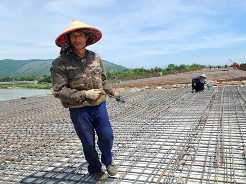 Gần 4.000 công nhân dồn lực thi công cao tốc Quảng Ngãi - Hoài Nhơn trước khi mùa mưa đến