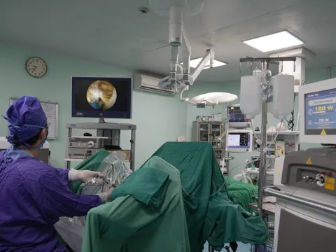 BV Hữu Nghị: Nội soi bốc hơi u phì đại tuyến tiền liệt bằng lazer cho bệnh nhân 84 tuổi