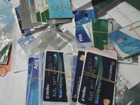 Gia Lai: Điều tra cặp vợ chồng dụ dỗ người dân mở tài khoản ngân hàng rồi mua lại