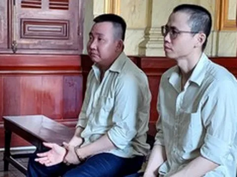 Trả giá vì tham ô 161 điện thoại và máy tính bảng của công ty