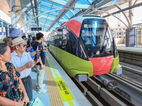 Metro Nhổn - ga Hà Nội đón hơn 34.000 lượt khách trong ngày đầu vận hành