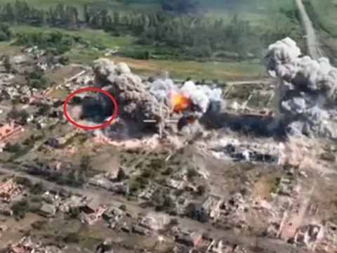 Khoảnh khắc Nga không kích uy lực, vị trí quân sự Ukraine nổ tung, quả cầu lửa bốc cao nhiều mét