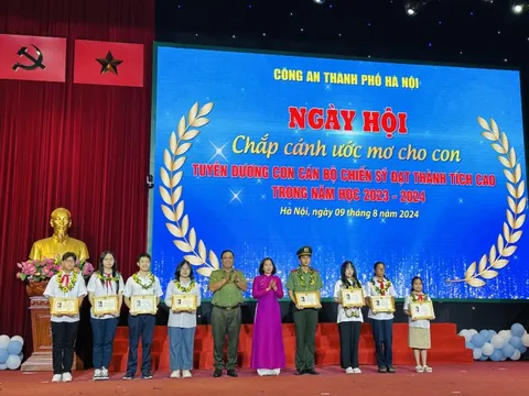 Xúc động Lễ tuyên dương con cán bộ, chiến sĩ Công an Tp Hà Nội đạt thành tích cao