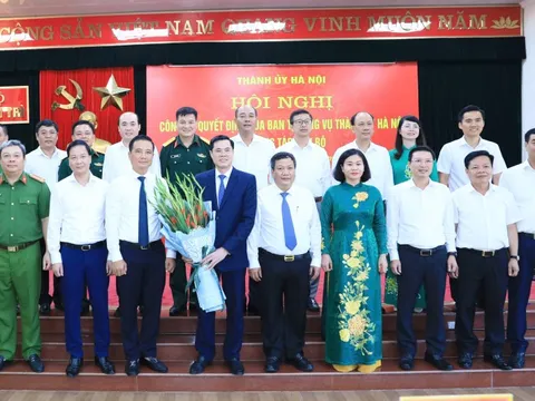 Trao quyết định của Ban thường vụ Thành ủy đối với tân Phó Bí thư Huyện ủy Thanh Trì