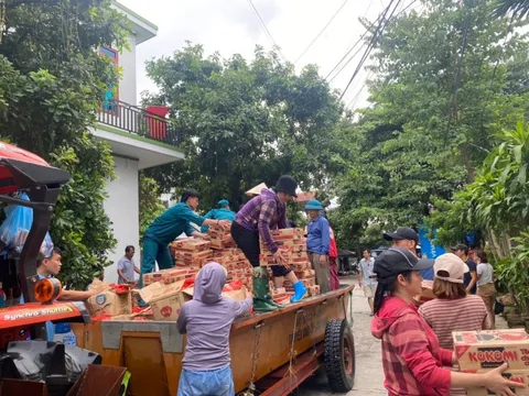 Chiếc thuyền tự chế của người trưởng thôn vùng rốn lũ