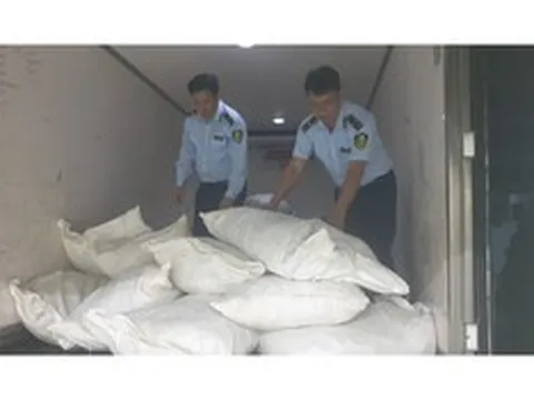 Phát hiện, bắt giữ gần 2 tấn chân gà bốc mùi hôi thối