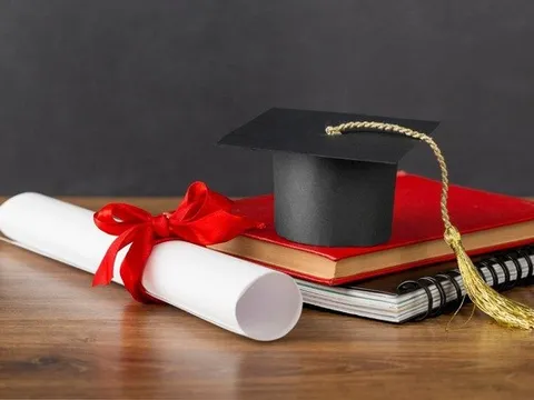 Khi tiến sĩ chưa có bằng tốt nghiệp phổ thông trung học