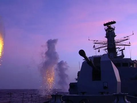 Mồi bẫy siêu hạng Ancilia bảo vệ chiến hạm khỏi tên lửa đang lao tới