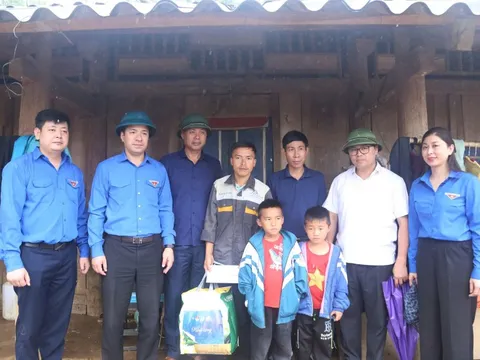 Bí thư Trung ương Đoàn thăm, tặng quà người dân vùng lũ tại xã Chiềng Nơi, tỉnh Sơn La