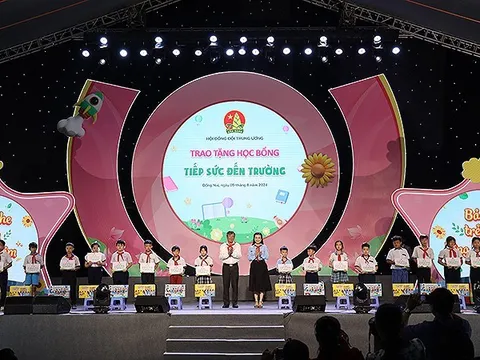 Trao 150 học bổng trẻ em nghèo vượt khó học giỏi