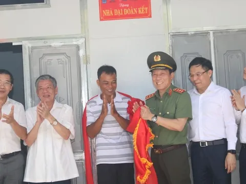 Lực lượng công an 'vượt nắng, thắng mưa' hoàn thành 1.300 căn nhà Đại đoàn kết