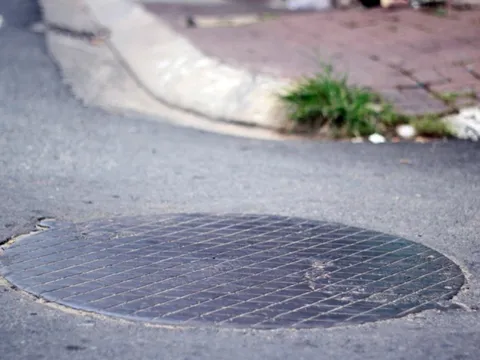 Quảng Ninh: Bắt 2 đối tượng trộm cắp hàng loạt nắp cống