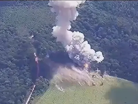Tên lửa Nga tấn công, hệ thống HIMARS Ukraine nổ tung, cột khói bốc cao hàng chục mét
