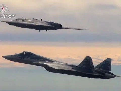 “Thợ săn” S-70 Okhotnik tưởng như cồng kềnh mà lại cực lợi hại