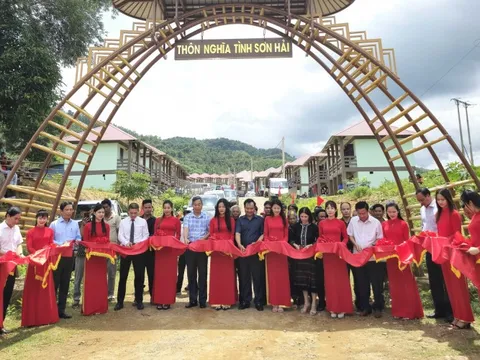 Bàn giao "Thôn Nghĩa tình Sơn Hải" cho người dân vùng sạt lở ở Quảng Trị