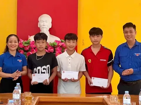 Ba học sinh dũng cảm cứu sống 2 em nhỏ bị đuối nước