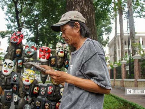 Người nghệ nhân "thổi hồn" cho những chiếc mặt nạ tuồng cổ