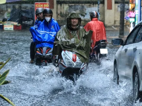 Miền Bắc oi nóng trước khi đón mưa lớn kéo dài, cảnh báo thời tiết "dị thường" nguy hiểm