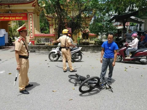 Khởi tố người đàn ông đi xe đạp có nồng độ cồn, tấn công CSGT