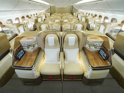 Máy bay Boing 777 đầu tiên của Emirates được tân trang nội thất đã cất cánh tới Genova