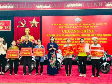 Trao kinh phí hỗ trợ xây, sửa nhà Đại đoàn kết và phương tiện sinh kế cho hộ cận nghèo